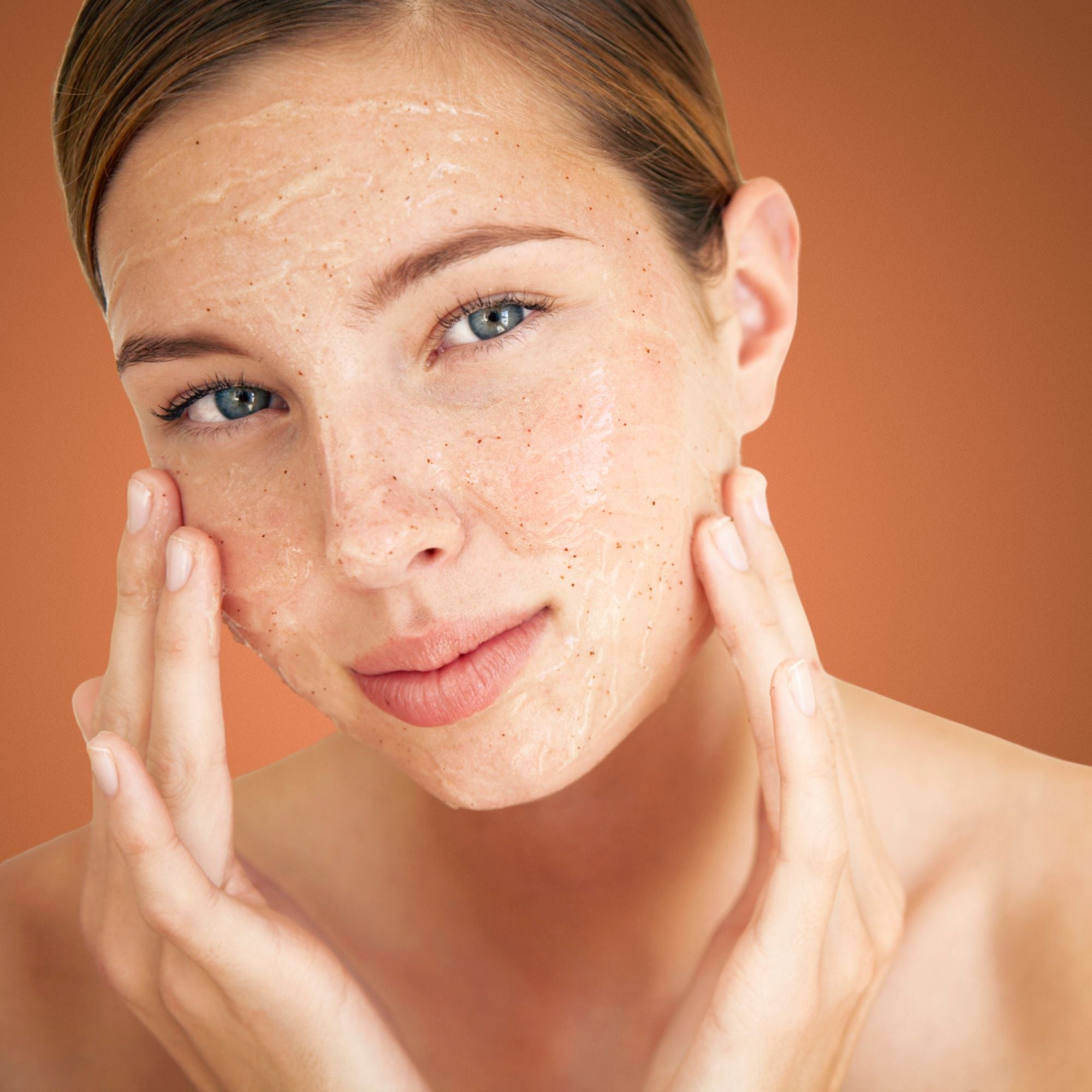 Exfoliante facial activo de rosas y arándanos.